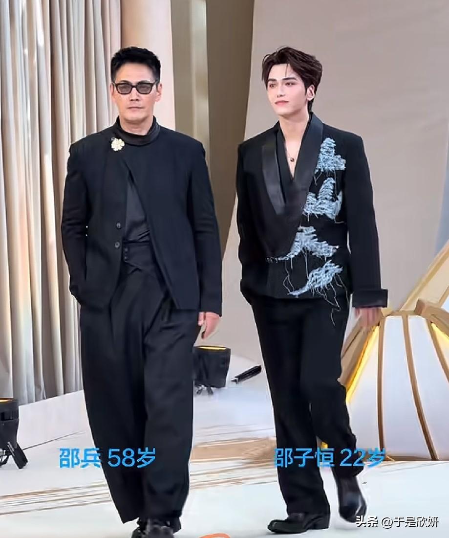 58岁邵兵携22岁儿子同框走红毯，父子二人气场双绝
 
活动红毯上，老戏骨邵兵带
