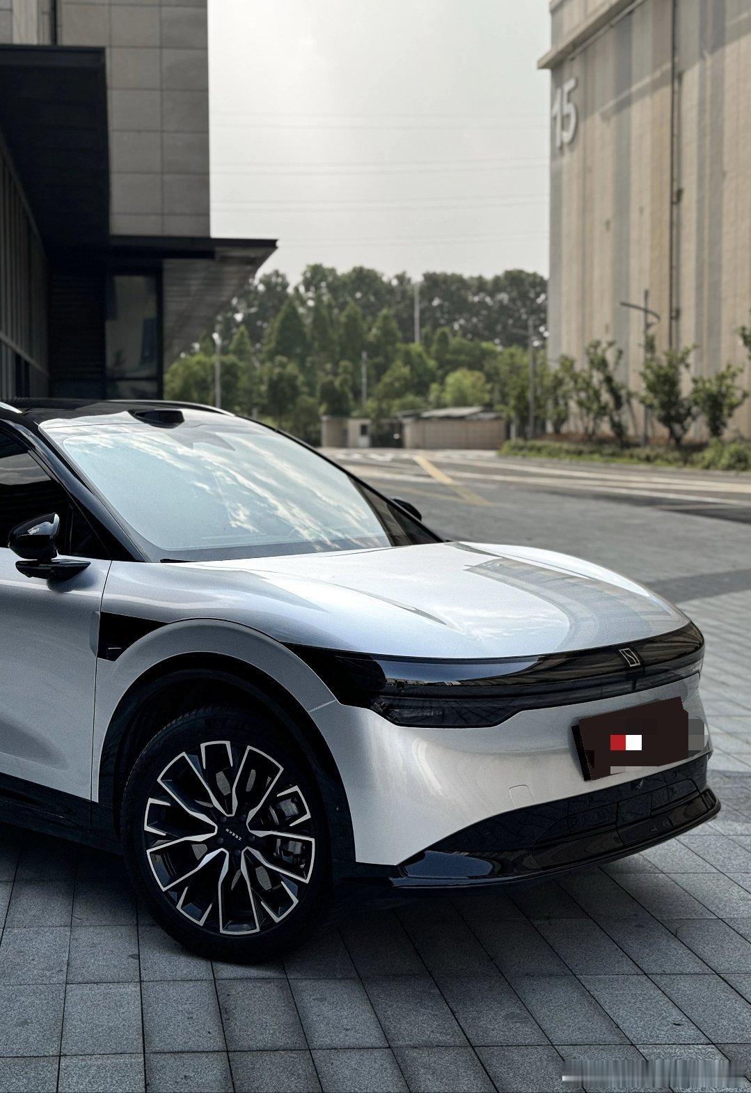 清晨出发 手机App提前10分钟开启了极氪的空调和座椅加热。当邻居在冰冷车厢里搓