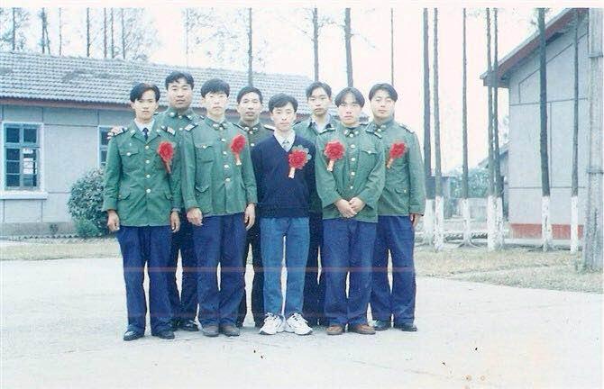 老照片的记忆
这张照片是1998年我时任空军如皋场站通信营营长时和1995年北京