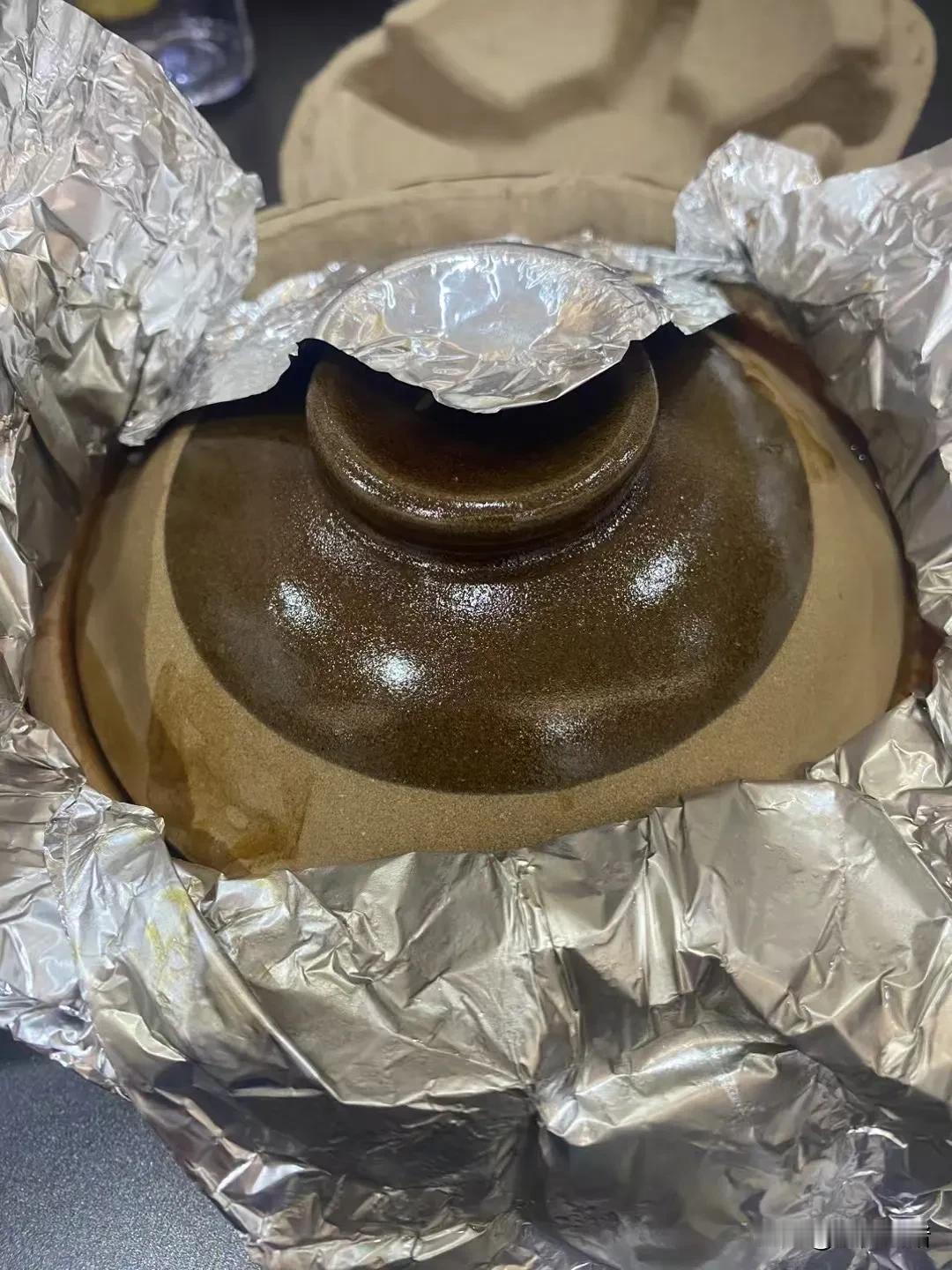 同事叫了一个豪华外卖，单看砂锅就不简单，打开一看，竟然有鲍鱼，吃一餐送一个砂锅，