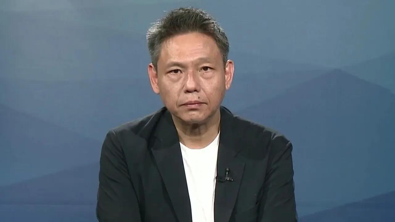 台湾时事评论员谢寒冰：你们知道中国大陆这两天在干什么吗？他在给全国的退伍军人制发