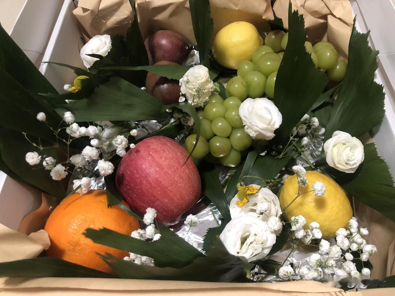 礼盒竟比水果还要重，徒有其表、华而不实。

妇女节礼物🎁。

一个苹果🍎
