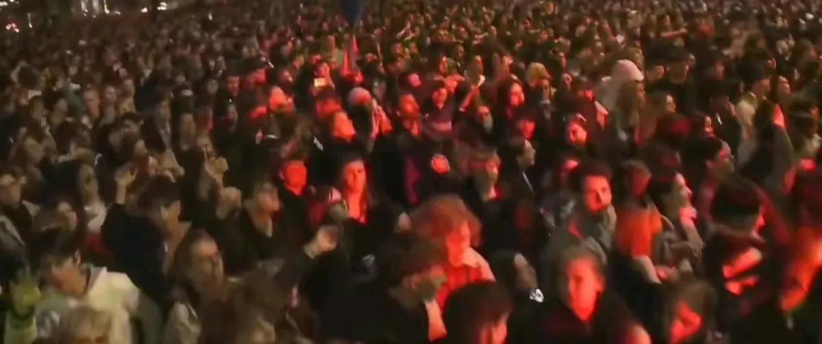 欧洲新闻网报道，当地时间10日，在匈牙利议会选举即将举行前夕，由于反对派曝光了欧