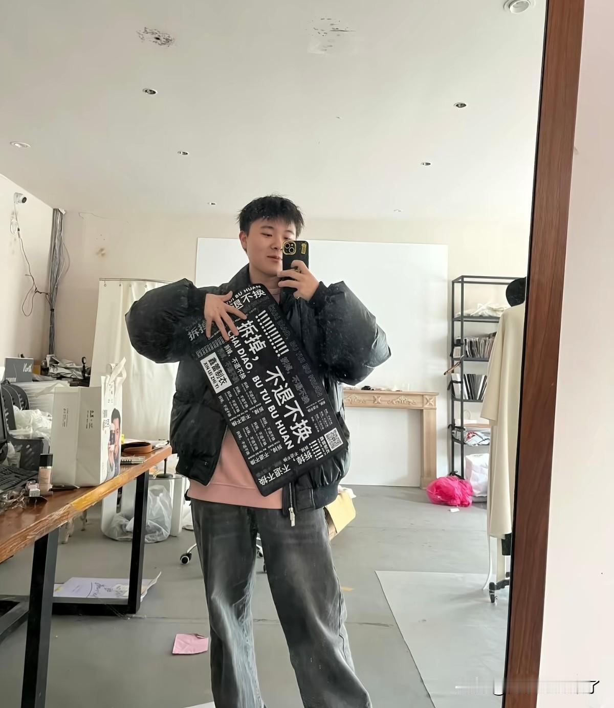 之前男生的衣服也有超大吊牌，只不过是一张鼠标垫！

说实话老板要是给我送个鼠标垫