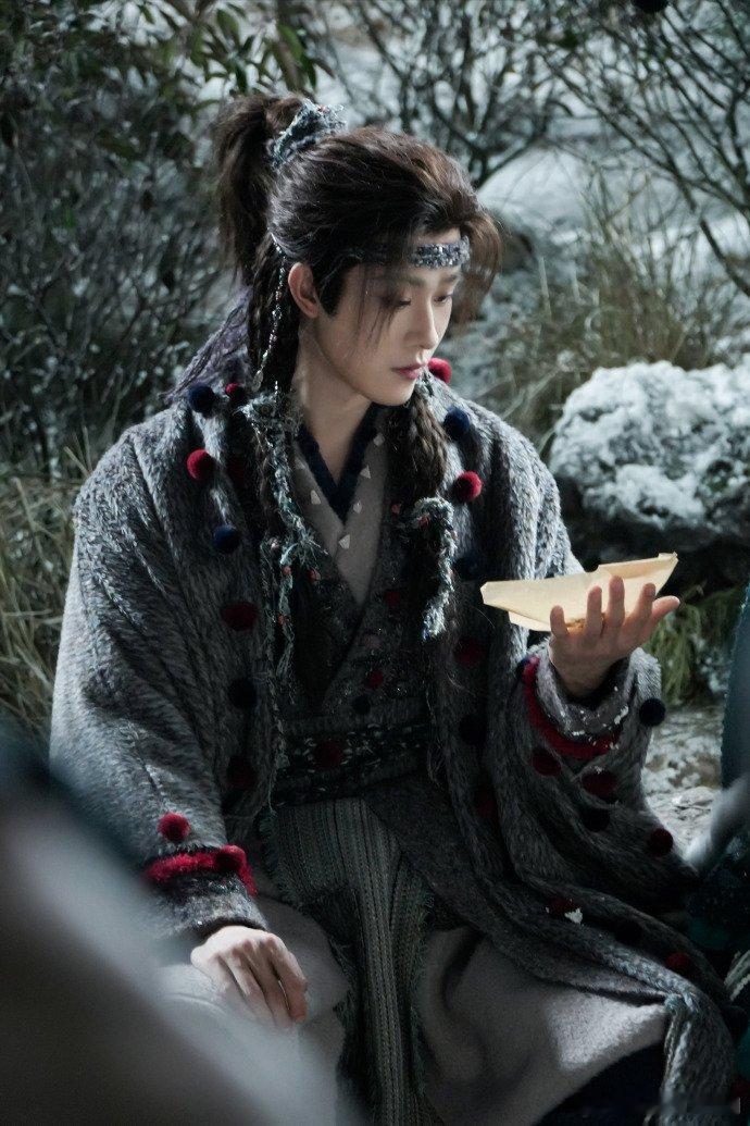 田嘉瑞发了露芜衣的晦月 田嘉瑞晒出露芜衣的晦月造型，这是看不见的晦月，配了告白台