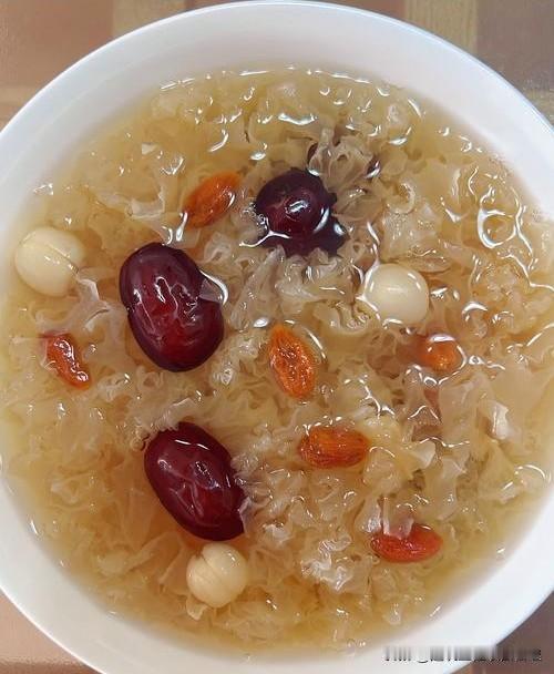 秋天到了，银耳莲子羹，适当放一些新疆灰枣、枸杞、葡萄干、少量白糖在一起熬制好吃又