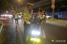 凤凰新闻【北京“电子警察”开始抓拍骑电动车违章了！越线停车、没戴头盔也会被拍】“