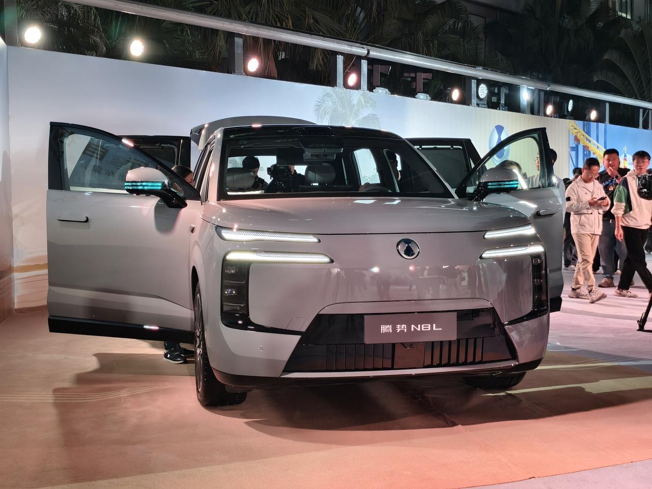 10月28日，腾势N8L正式上市，这款定位“大六座安全豪华SUV”的车型以29.