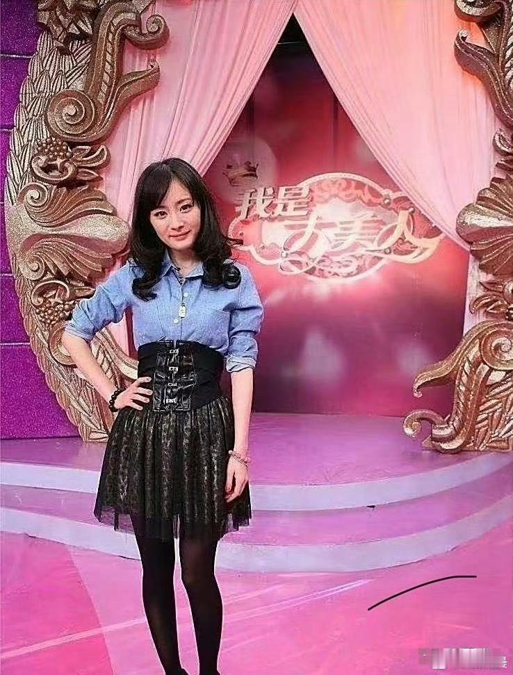 这是刚出道时期的杨幂，满满的青涩少女感，模样灵动秀气，别有一番韵味。 