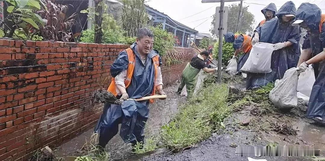 民进党高官铁锹清淤被嘲“作秀”，网友怒斥：只会演戏！
 
2025年8月2日，台