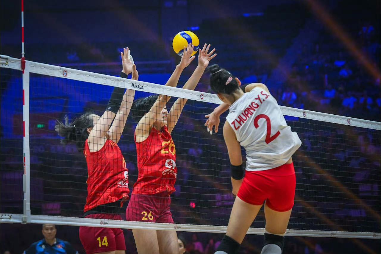 中国女排晋级亚锦赛四强，将同小组赛老对手伊朗女排争夺决赛席位。
中国女排3-0 