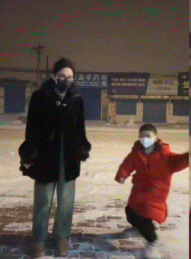 网友:这一脚给小孩童年留下阴影！[捂脸][捂脸][捂脸]