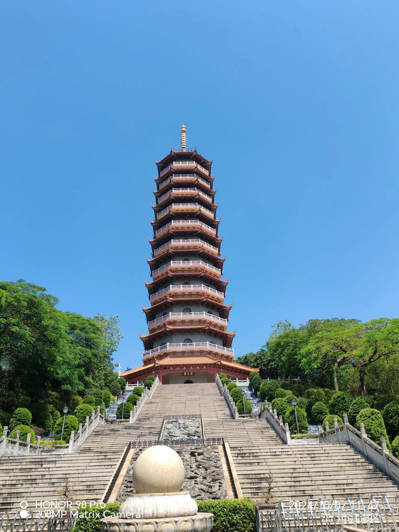 七律•重登白水寨
假末重临五邑城，复登龙阁忆前程。
西江远自三千里，楚泽遥分半世