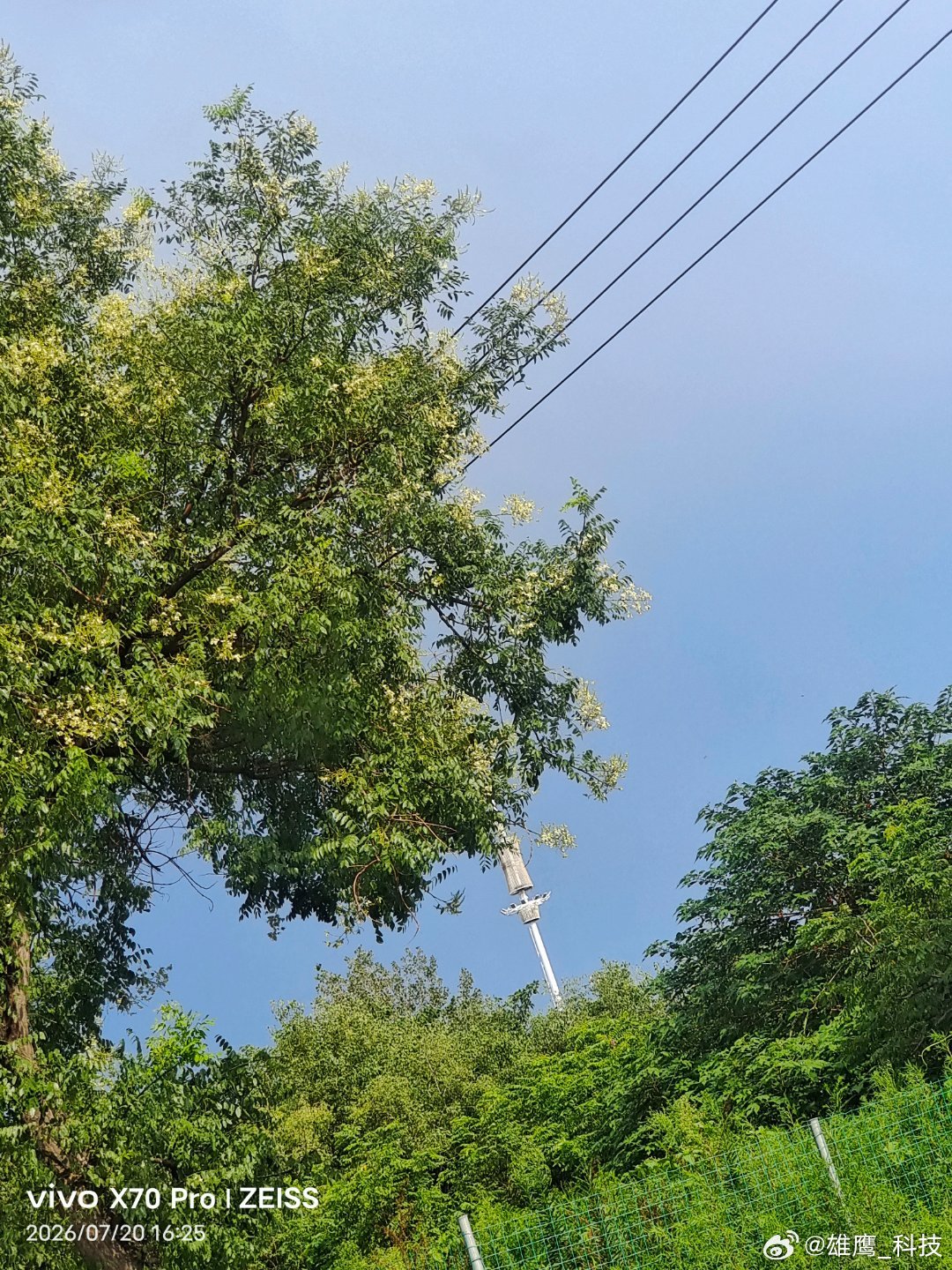 vivo  雨后的风景，空气中不仅有泥土淡淡的清香还有一些清爽，广阔的天空像被清