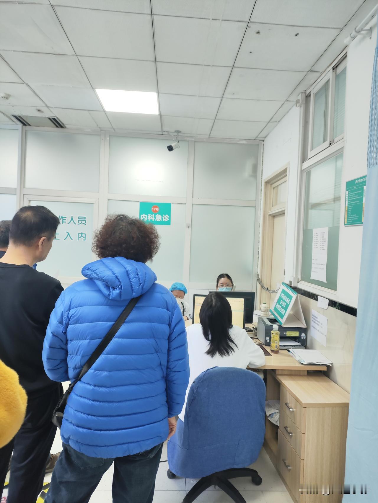 母子俩身体都不好，跑了两趟急诊，真有点扛不住了

昨天有网友投稿，讲述了其和老妈