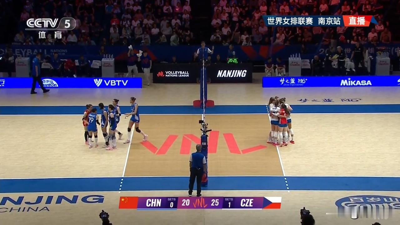 中国女排世联赛首场进行中
       首局中国女排20：25失利捷克女排，第二