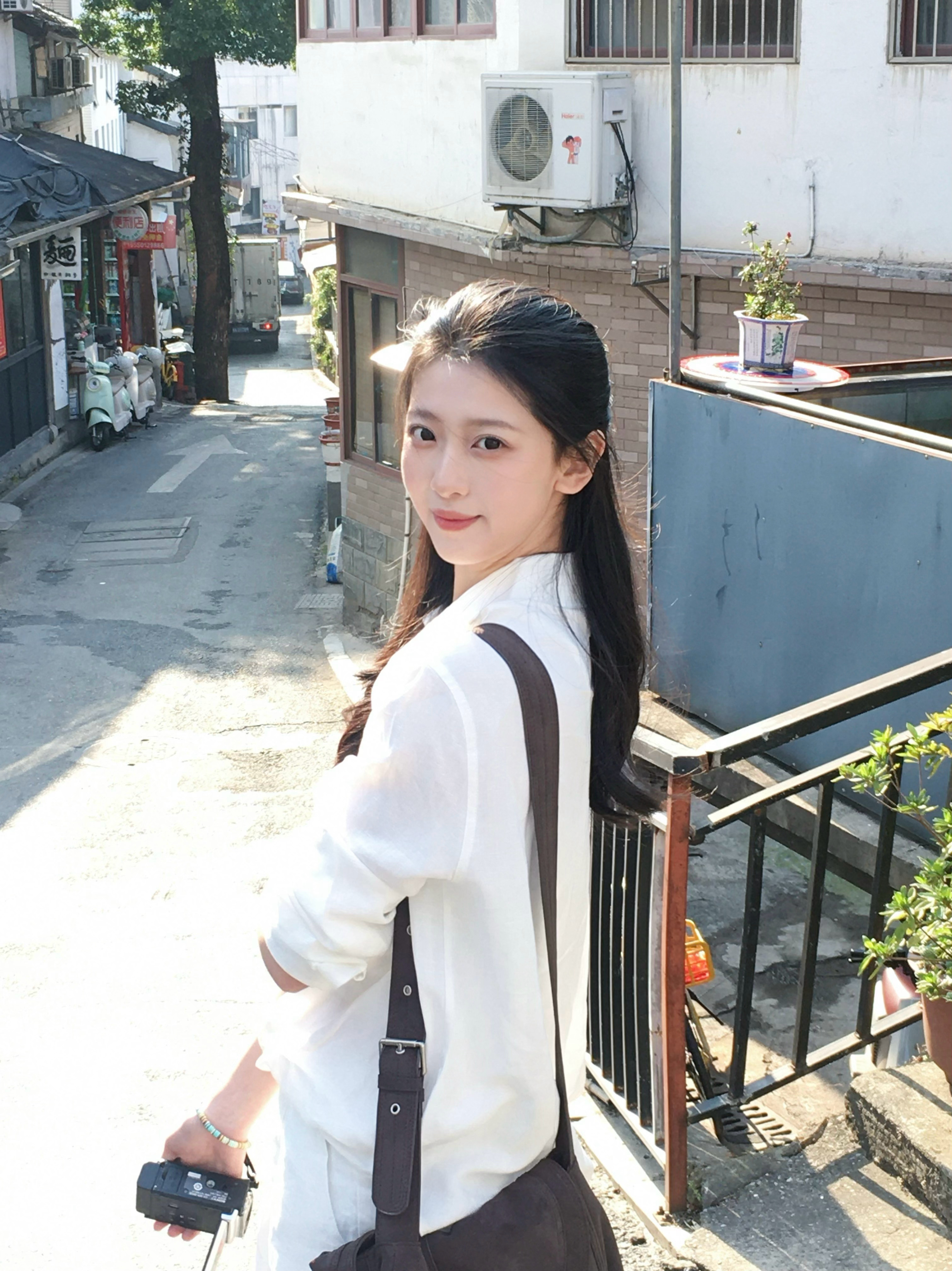 “草地上的大树，甚至可能是去年秋天我曾在其下休憩的那棵，已经准备好绽放新芽。我感