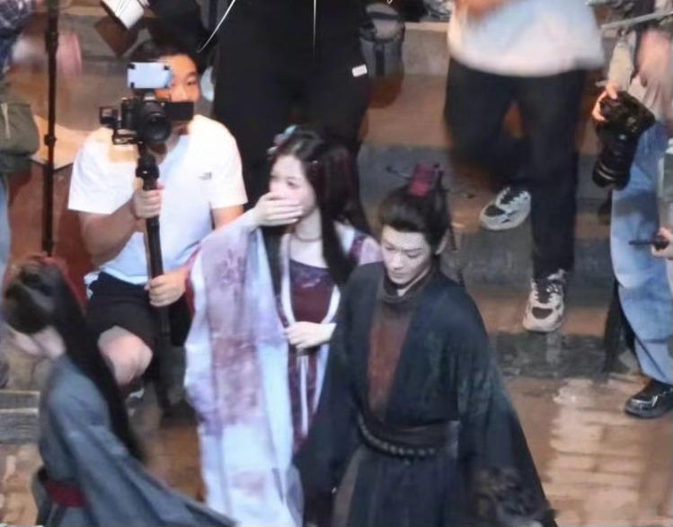 虞书欣、侯明昊《念相思》首个路透同框照了，热闹了这么久，戏还是要好好演的呀。