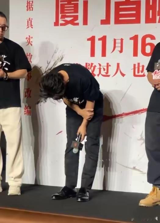 黄晓明为近期争议道歉直接在人前来了个长达7、8秒的鞠躬…看这样子，肯定影响到黄晓