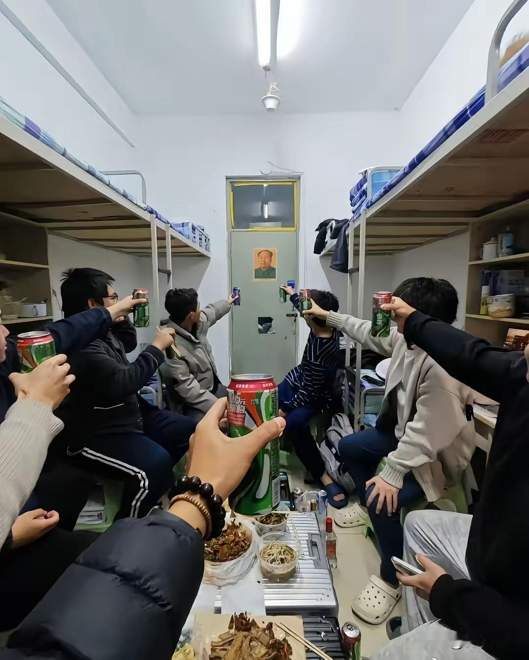 这才是中国青年该有的样子！
刷到一幕太破防了：几名大学生在宿舍小聚，举杯第一杯不