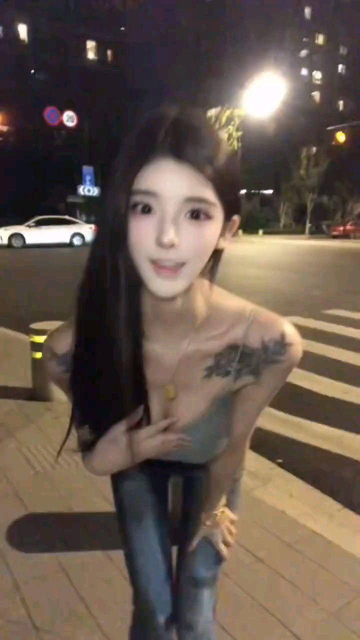 “下班能约你一起去散步吗？”(小姐姐：你的小玉)