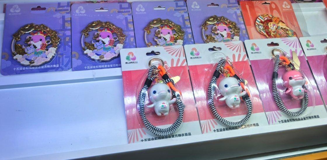 北京路上卖大湾鸡的店有好多人啊