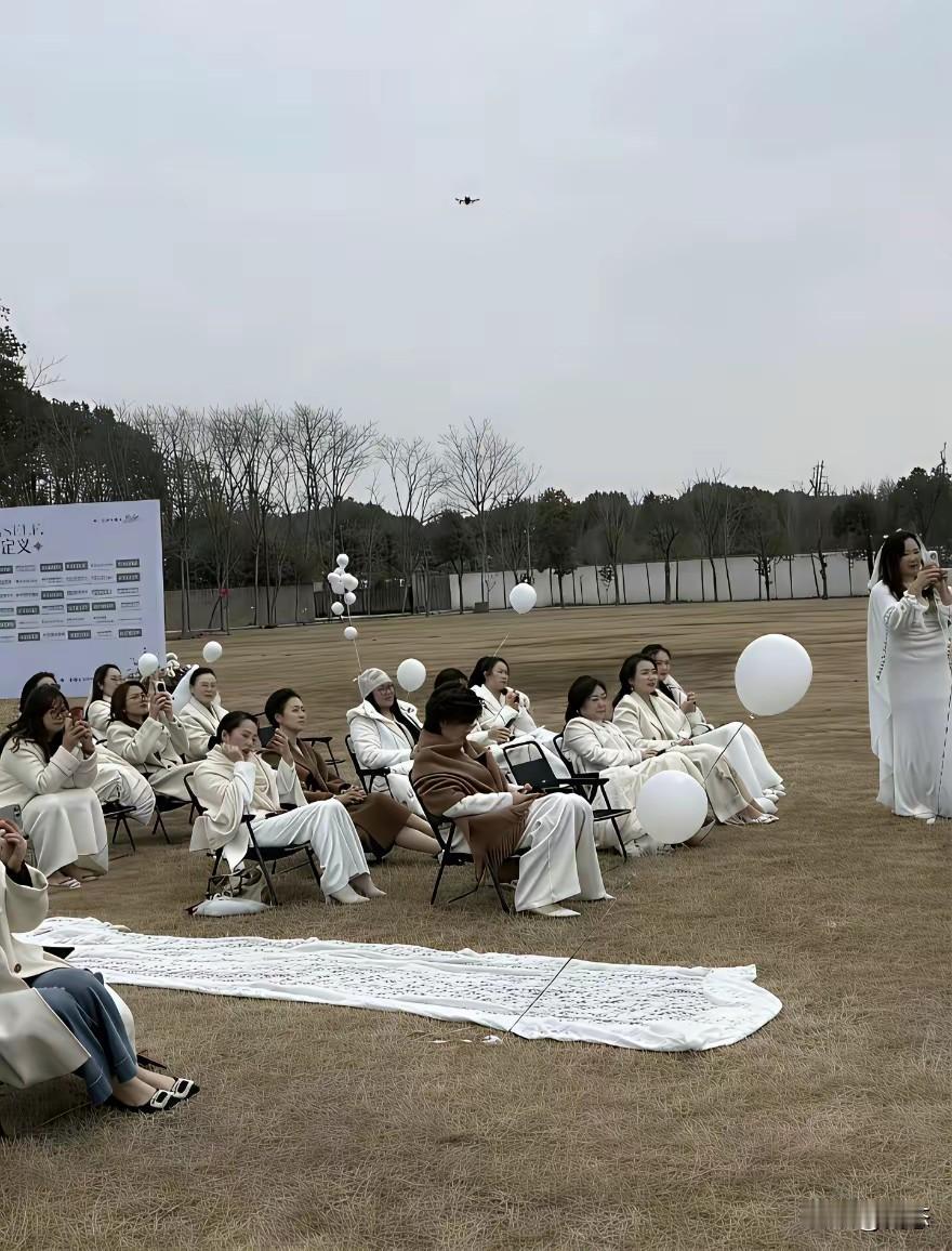 不理解怎么会有这样的活动，大龄剩女自己嫁给自己，明明喜欢穿婚纱，确选择剩下，放低