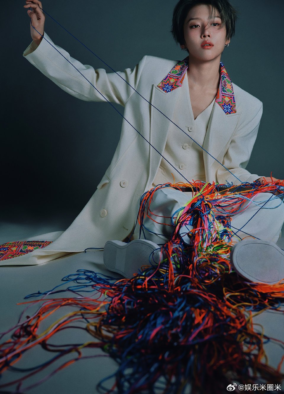 刘雨昕苗族纹样西装刘雨昕把非遗穿在西装上 上城士非遗巡游展造型释出，米白西装搭配