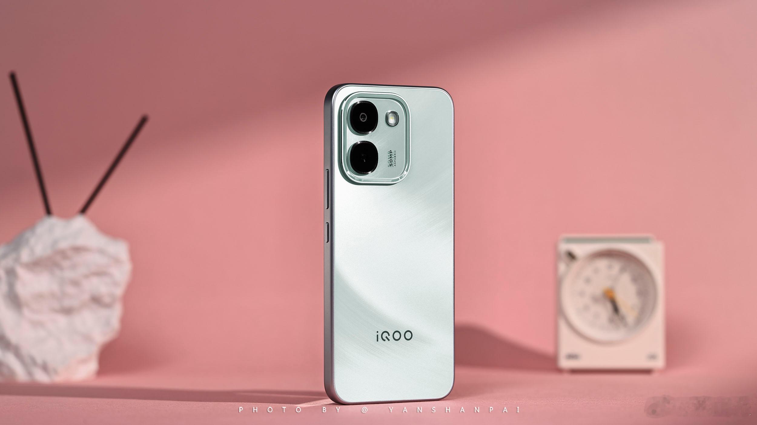 【燕山派图赏】iQOO Z11S外观就不多说了，常规的左上角Deco、金属中框+
