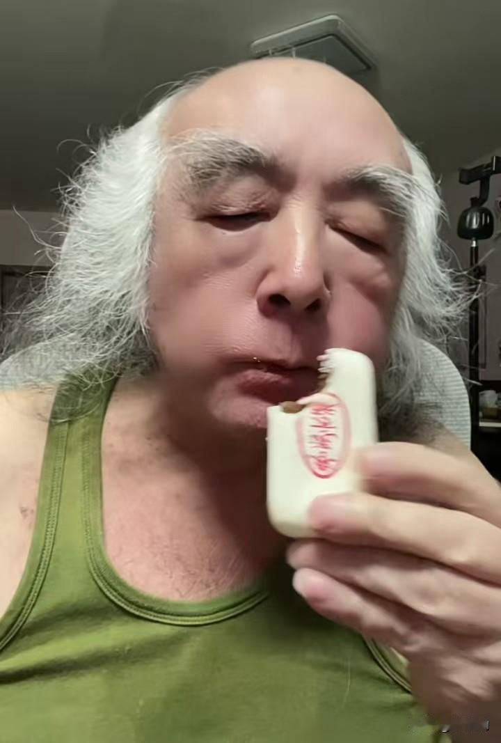 瞧瞧这位地道的北京老爷子，一头白发配上浓浓的白眉毛，自带一股老北京独有的气场。手