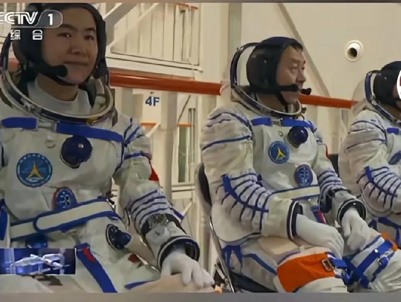  #合肥身边事# 七律 神州十九号发射成功 新韵
摇曳金风送露凉，低垂稻穗报丰祥