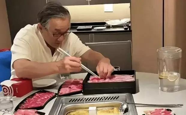 71岁成龙加拿大吃海底捞，老花镜下的平凡温情酸了多少人

近日，71岁的成龙在加