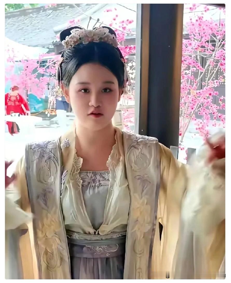 张家齐妈妈是真不知足
网传女儿去客串短剧女主，一上午赚了108元，妈妈压根瞧不上