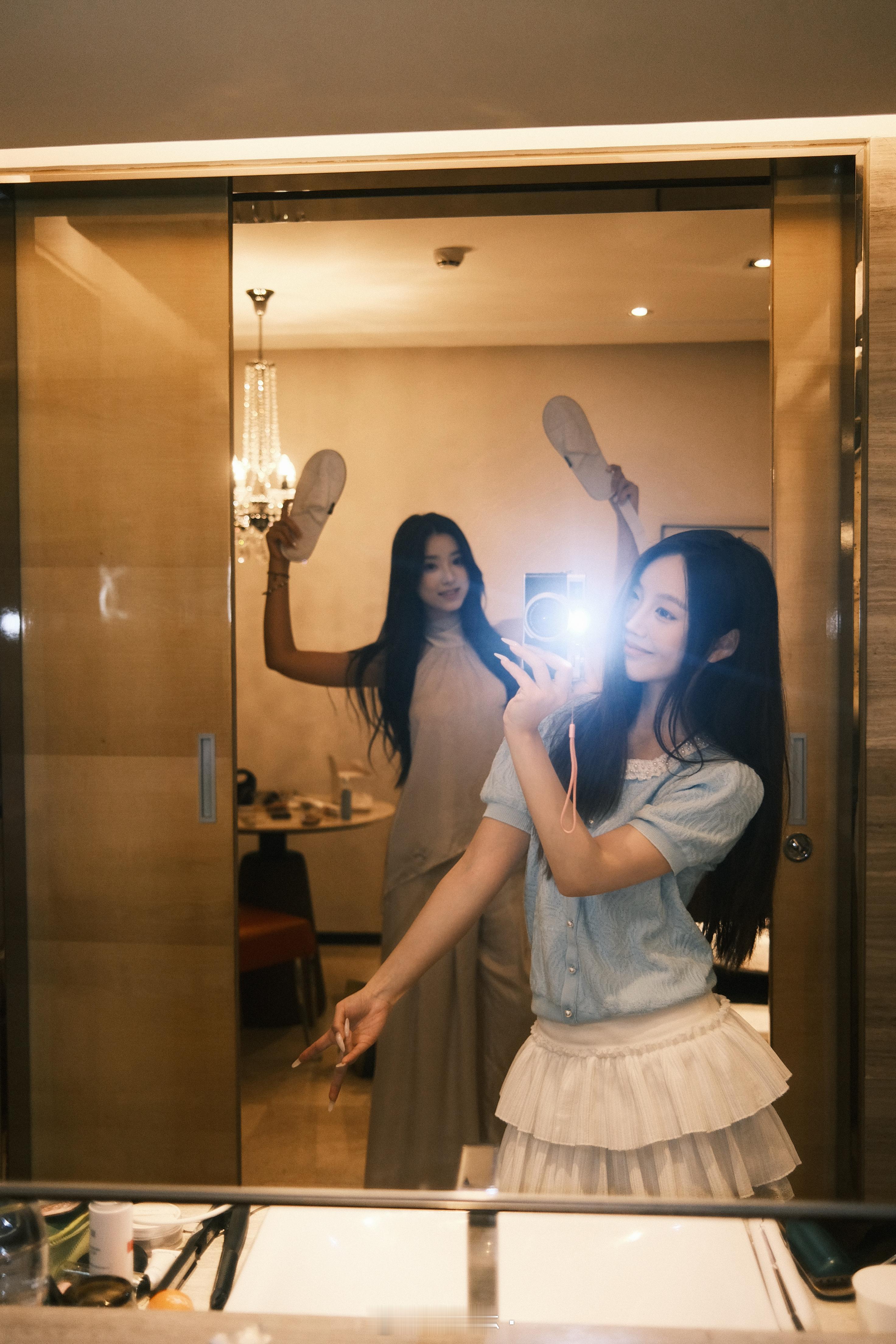 哎嘿半夜忽然坐起来严肃p了两张图（偶尔去一下上海好快乐！！怀念大学在上海读书的日