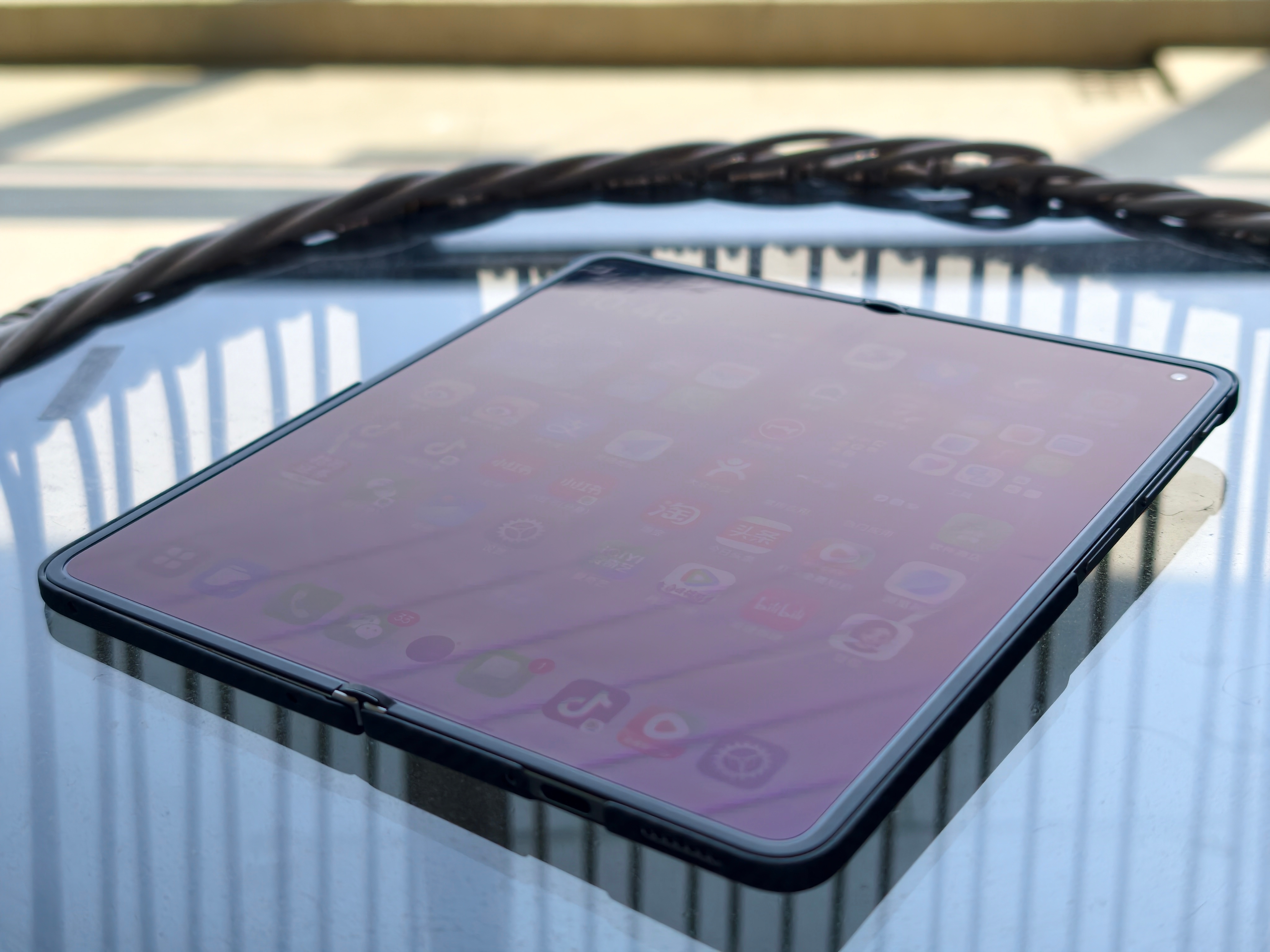 已经用了一个月，简单谈一下Find N6三个使用感受：1）折痕确实很浅，带着去西