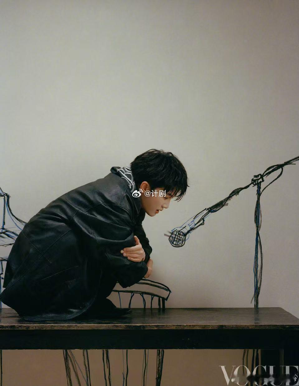 周深大鱼变大马 辽宁春晚现场周深这一波操作真的没想到，好好的大鱼唱着唱着突然变卦