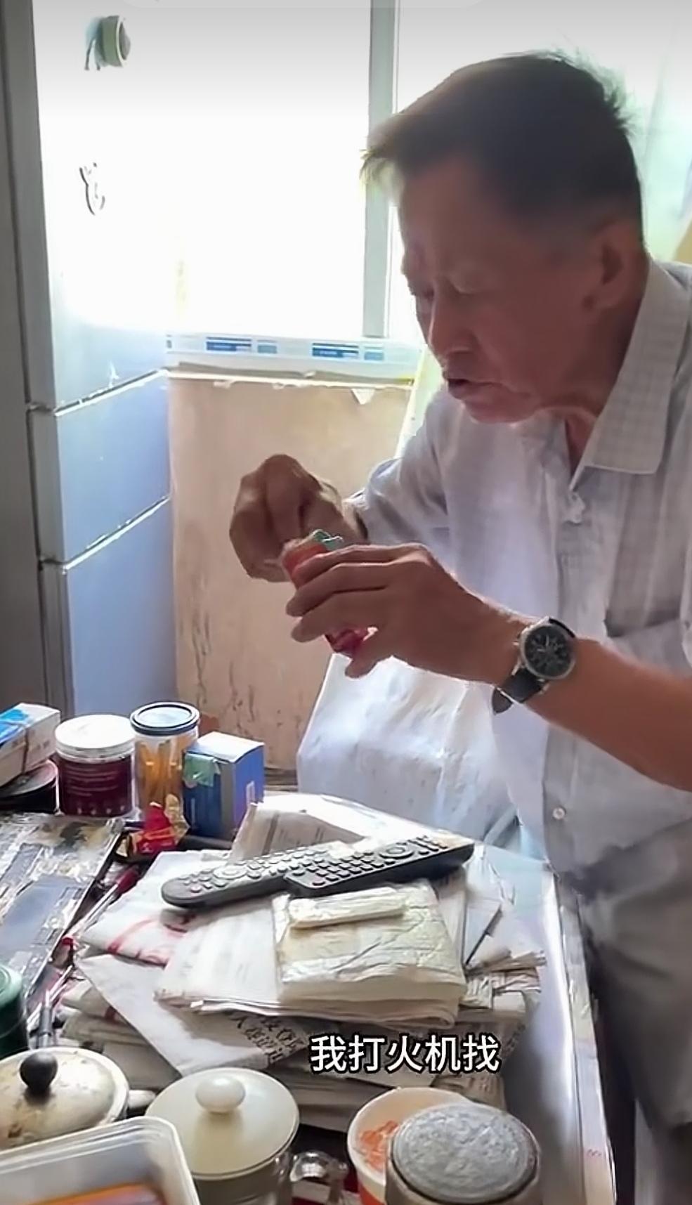 感觉上海建工爷叔是一个人生活的，理由是:一、从来没见过他的家人。二、家里那么小，