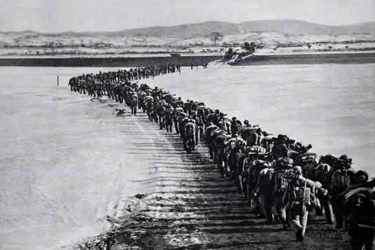 新中国成立让中国人站起来了，抗美援朝则让中国人的脊梁结结实实的硬起来了。中国从一