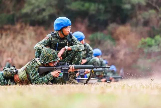 8月底，岛内《忠实电子报》刊发台海军学校前校长、岛内国际战略学会研究员谭传义的文