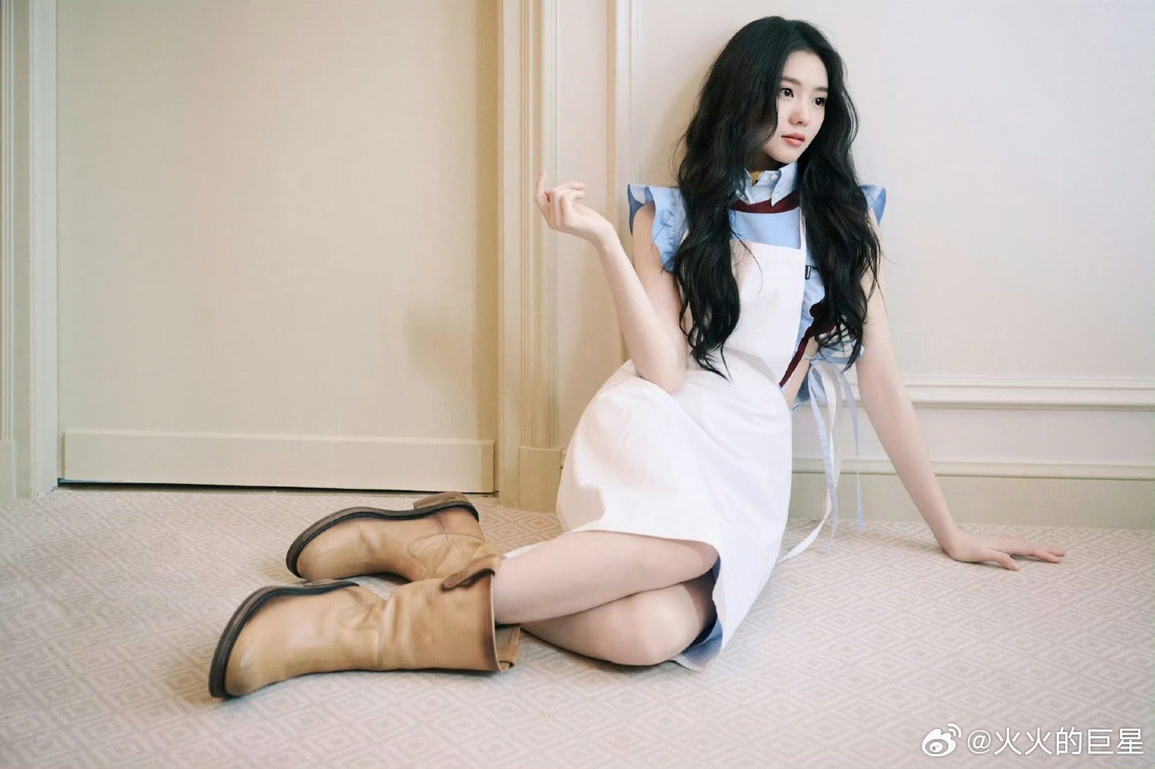 存儿是少女感的神！刘浩存露腰裙刘浩存时装周看秀造型