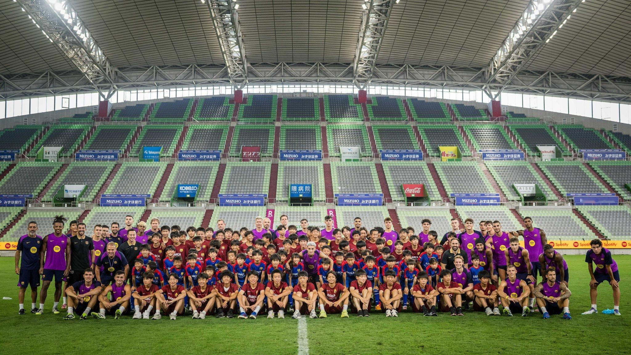 巴萨日本足球学院的孩子们在今天球队训练结束后与球员们见面互动合影😍😍😍😍