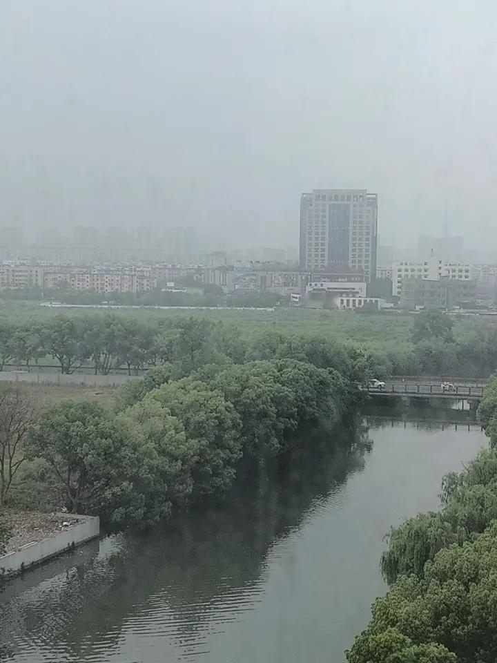 江南梅雨季节提前来了，可我舍不得提前开空调
      宁波每年六月中旬左右会进