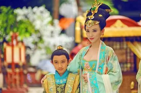 皇宫深处，有间屋子大门从外反锁，墙上只凿了一个小洞。两个女人被关在里面，一个曾是