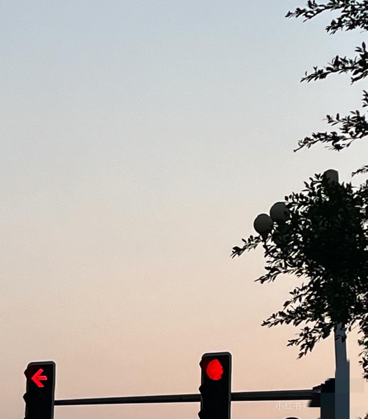 姐妹怎么从农村代课老师到市里当老师的呢？
姐妹儿说：我嫁给了一个没学历的农村小伙