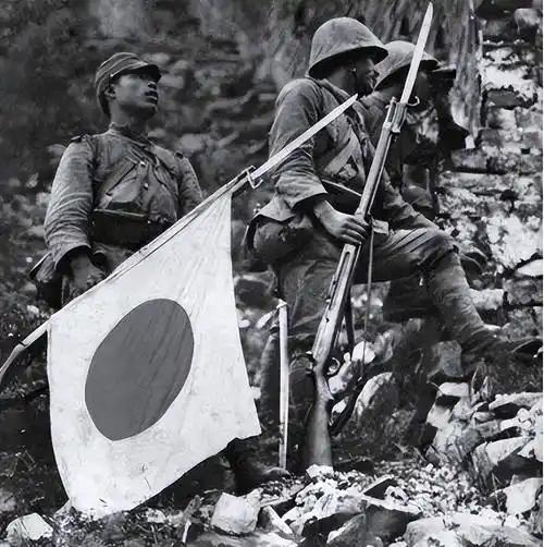 我记得很清楚，初三的时候，我语文老师说日本人民也是战争的受害者，说一大堆，把我说