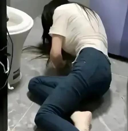 2024年河南，16岁女孩在家上厕所时，不慎摔倒，经抢救无效死亡，家属悲痛之余，