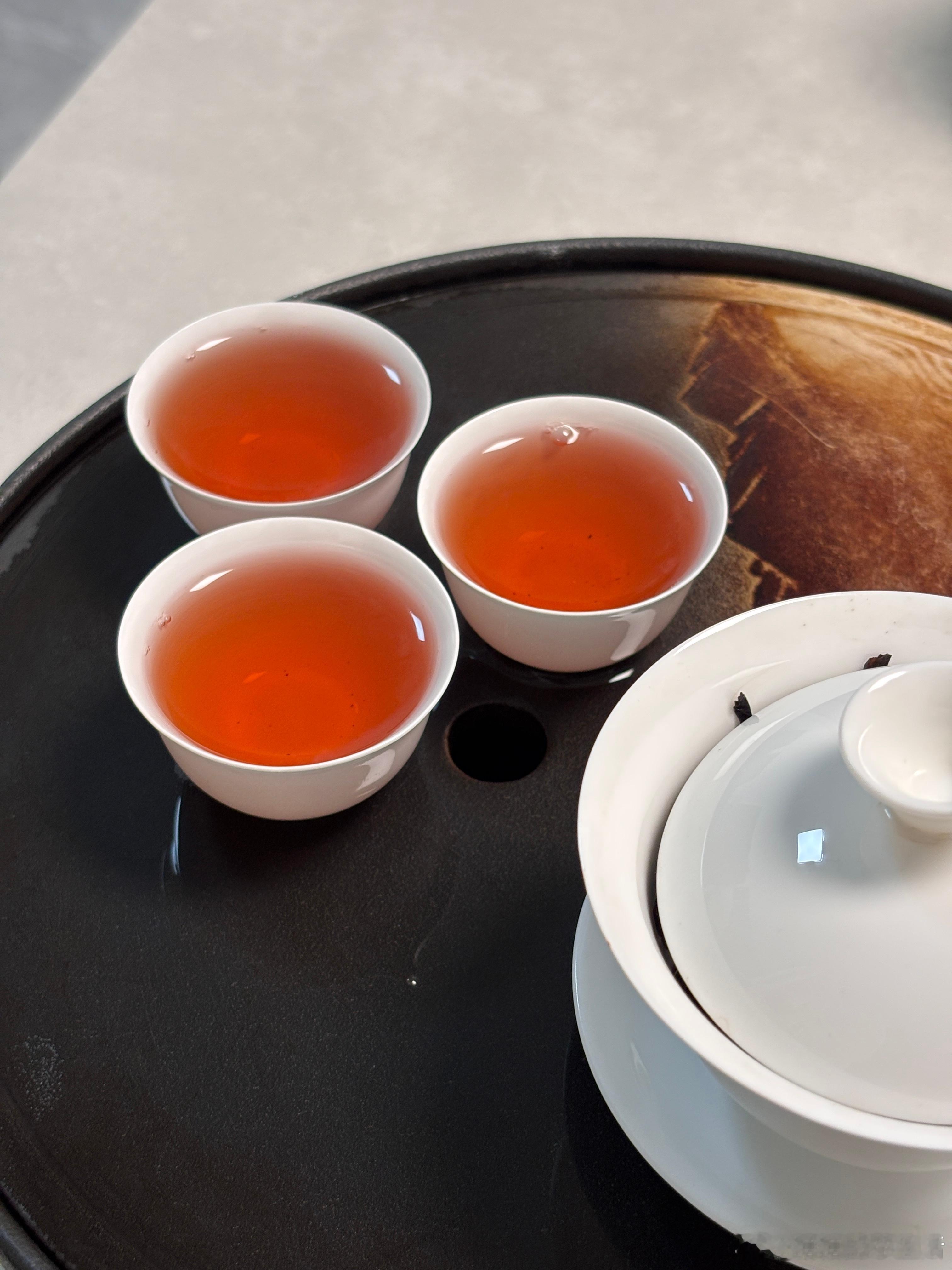 周五，又是雨天。索性息机，归家，叹杯热茶。 