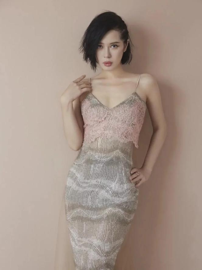 夏天，吊带是女生非常喜欢的时尚单品。既能展示自己的好身材，又有消暑降温的作用。但