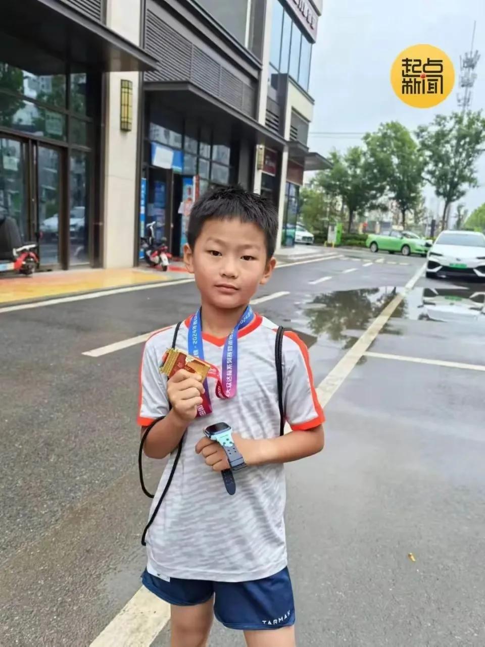 他强任他强，清风拂山岗！西安8岁小男孩梅亦梵不但勇敢挑战成人组U18的400米比