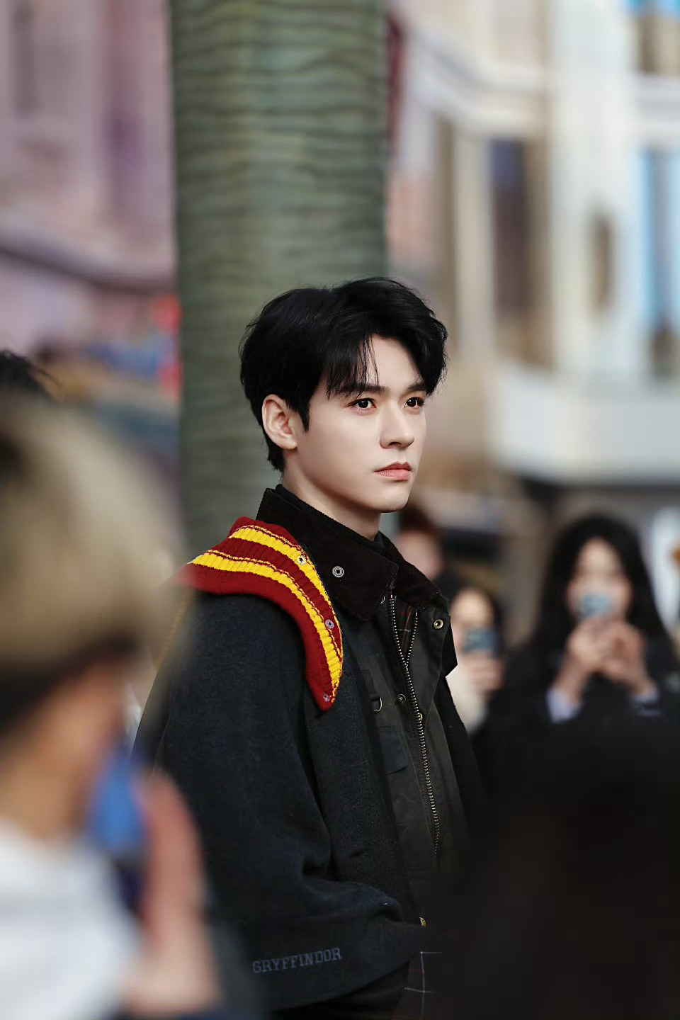 穿魔法袍的龚俊，嘴角挂着彼岸苏暮雨的光，好暖～鬽影縫匠北京环球影城偶遇龚俊跨年电